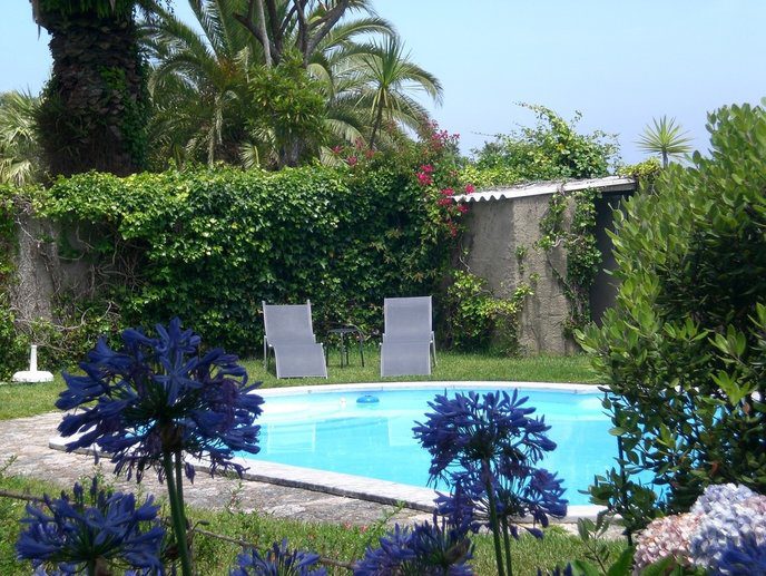 swimming-pool-at-colina-flora